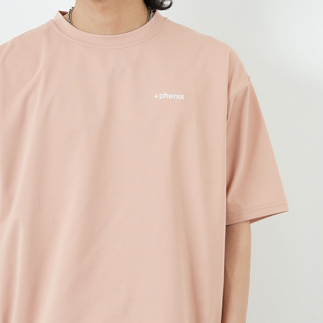 +phenix [プラスフェニックス] 別注 ワンポイント刺繍ロゴ ドローコードTシャツ [POT-25004IN-JF] PINK &&モデル身長：179cm 着用サイズ：L&&