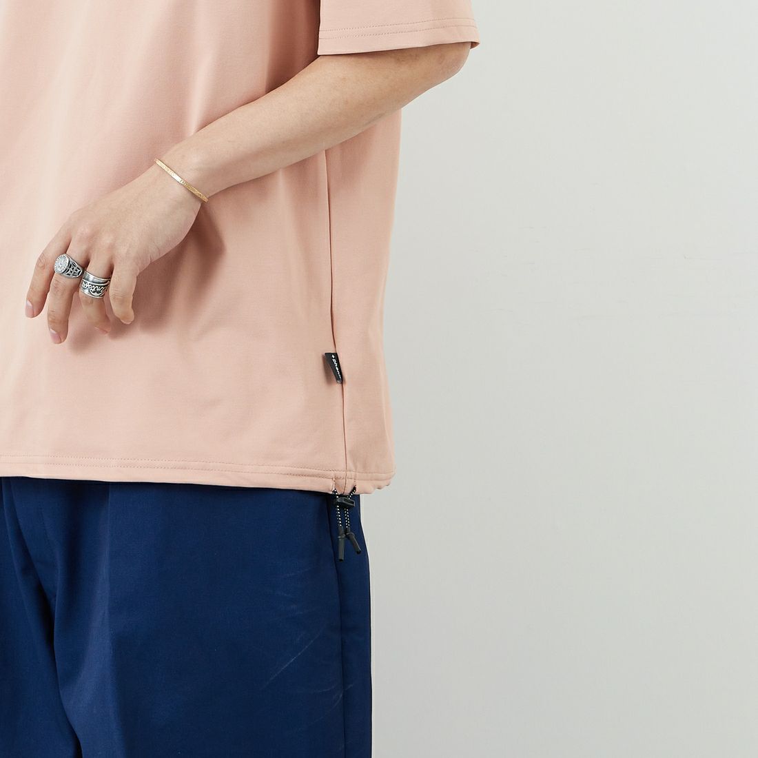 +phenix [プラスフェニックス] 別注 ワンポイント刺繍ロゴ ドローコードTシャツ [POT-25004IN-JF] PINK &&モデル身長：179cm 着用サイズ：L&&