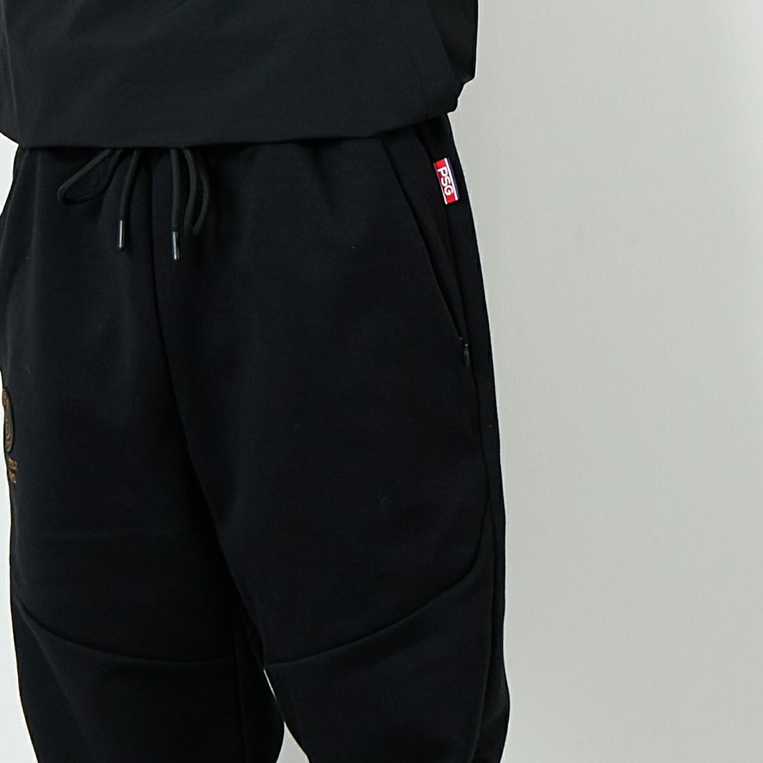 PARIS SAINT-GERMAN [パリ・サンジェルマン] LWテックフリースパンツ [PS1125SS0001] BLACK &&モデル身長：179cm 着用サイズ：XL&&