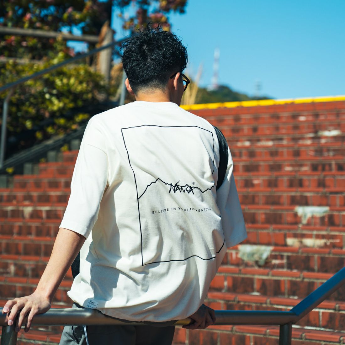 JEANSFACTORY × NANGA [ジーンズファクトリー × ナンガ] 別注 バックプリント ドローコードTシャツ [NW25SS-JF6] WHITE &&モデル身長：168cm 着用サイズ：L&&