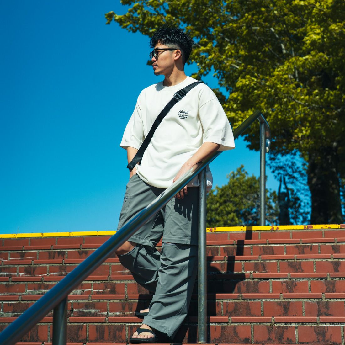 JEANSFACTORY × NANGA [ジーンズファクトリー × ナンガ] 別注 バックプリント ドローコードTシャツ [NW25SS-JF6] WHITE &&モデル身長：168cm 着用サイズ：L&&