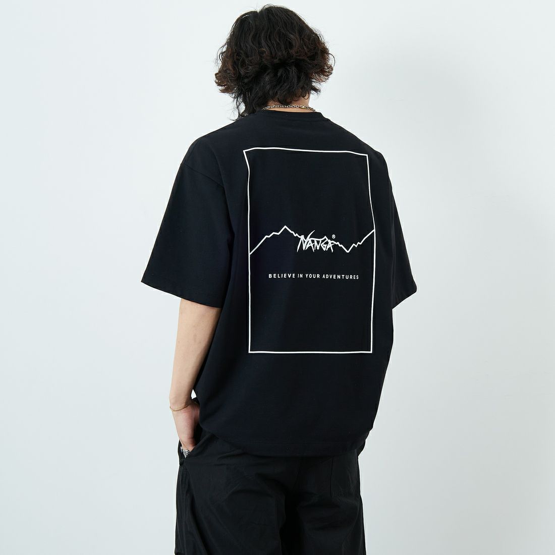 JEANSFACTORY × NANGA [ジーンズファクトリー × ナンガ] 別注 バックプリント ドローコードTシャツ [NW25SS-JF6] BLACK &&モデル身長：179cm 着用サイズ：L&&