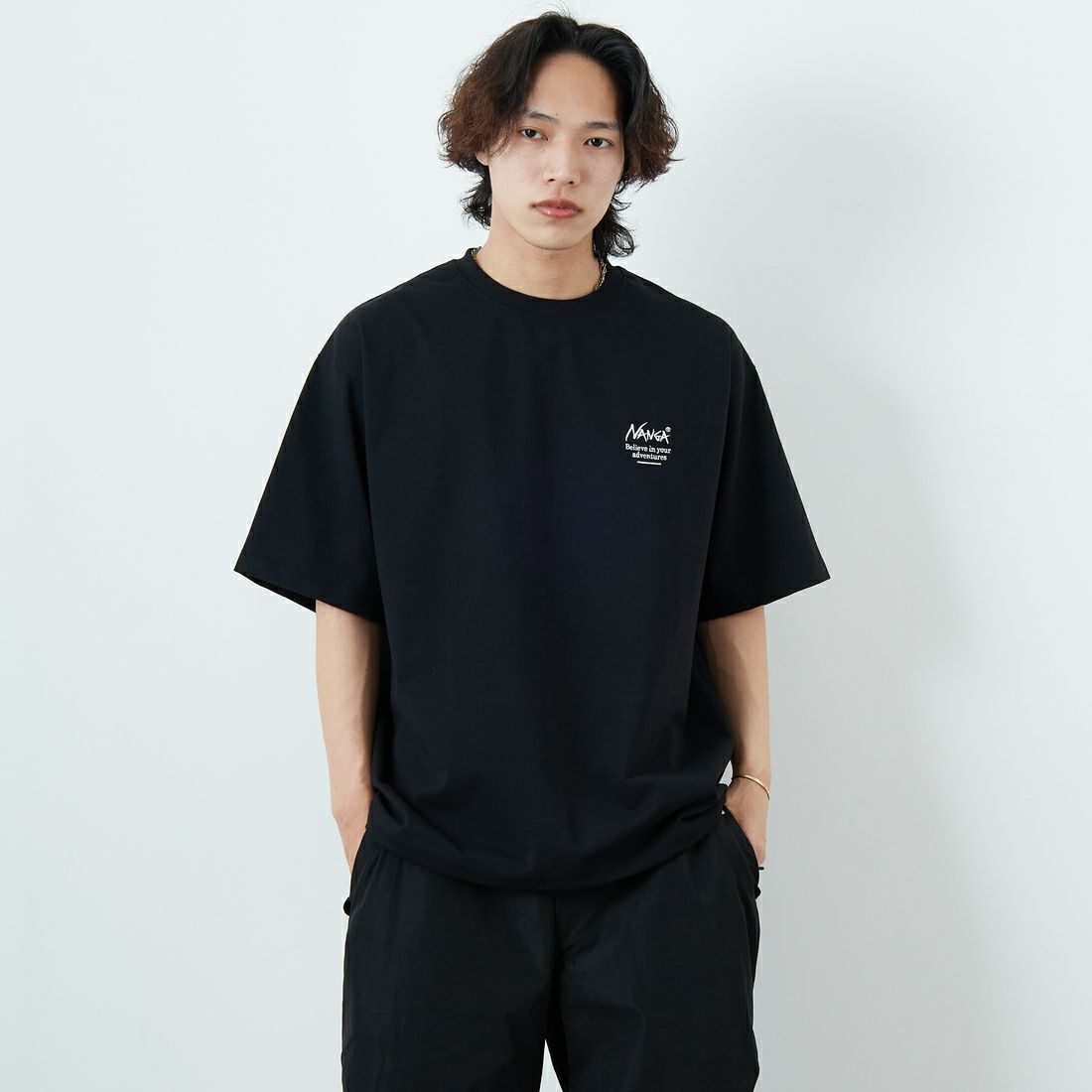 JEANSFACTORY × NANGA [ジーンズファクトリー × ナンガ] 別注 バックプリント ドローコードTシャツ [NW25SS-JF6] BLACK &&モデル身長：179cm 着用サイズ：L&&
