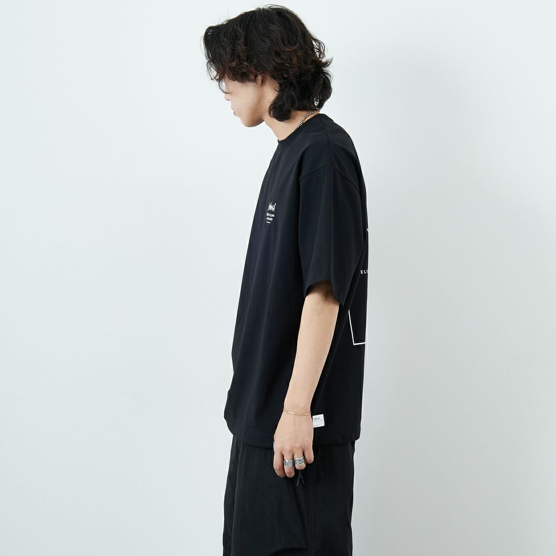 JEANSFACTORY × NANGA [ジーンズファクトリー × ナンガ] 別注 バックプリント ドローコードTシャツ [NW25SS-JF6] BLACK &&モデル身長：179cm 着用サイズ：L&&