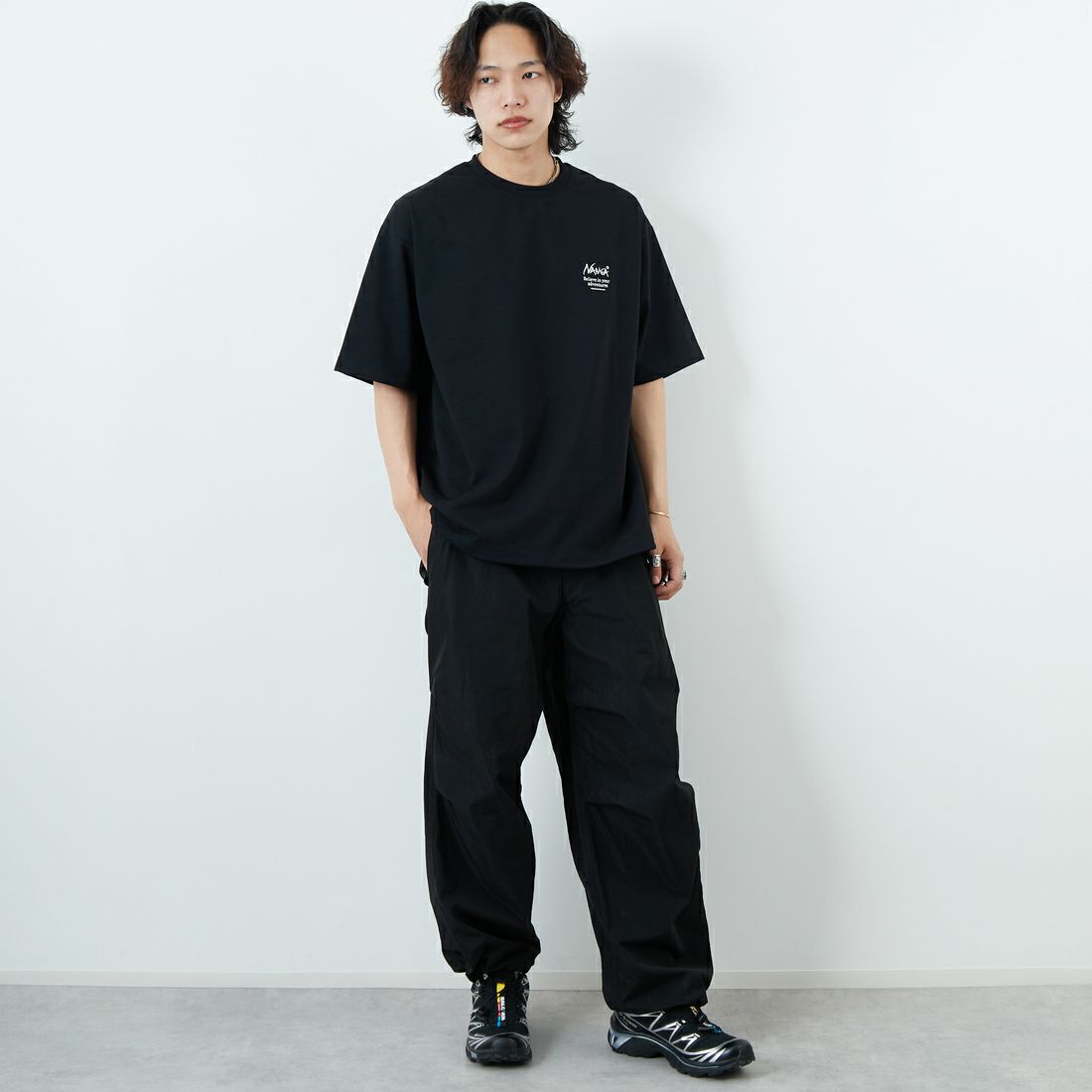 JEANSFACTORY × NANGA [ジーンズファクトリー × ナンガ] 別注 バックプリント ドローコードTシャツ [NW25SS-JF6] BLACK &&モデル身長：179cm 着用サイズ：L&&
