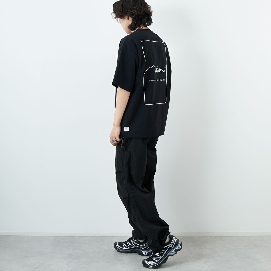 JEANSFACTORY × NANGA [ジーンズファクトリー × ナンガ] 別注 バックプリント ドローコードTシャツ [NW25SS-JF6] BLACK &&モデル身長：179cm 着用サイズ：L&&