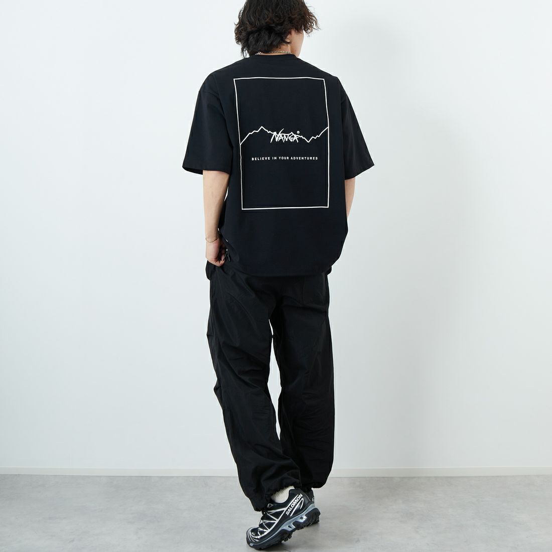 JEANSFACTORY × NANGA [ジーンズファクトリー × ナンガ] 別注 バックプリント ドローコードTシャツ [NW25SS-JF6] BLACK &&モデル身長：179cm 着用サイズ：L&&