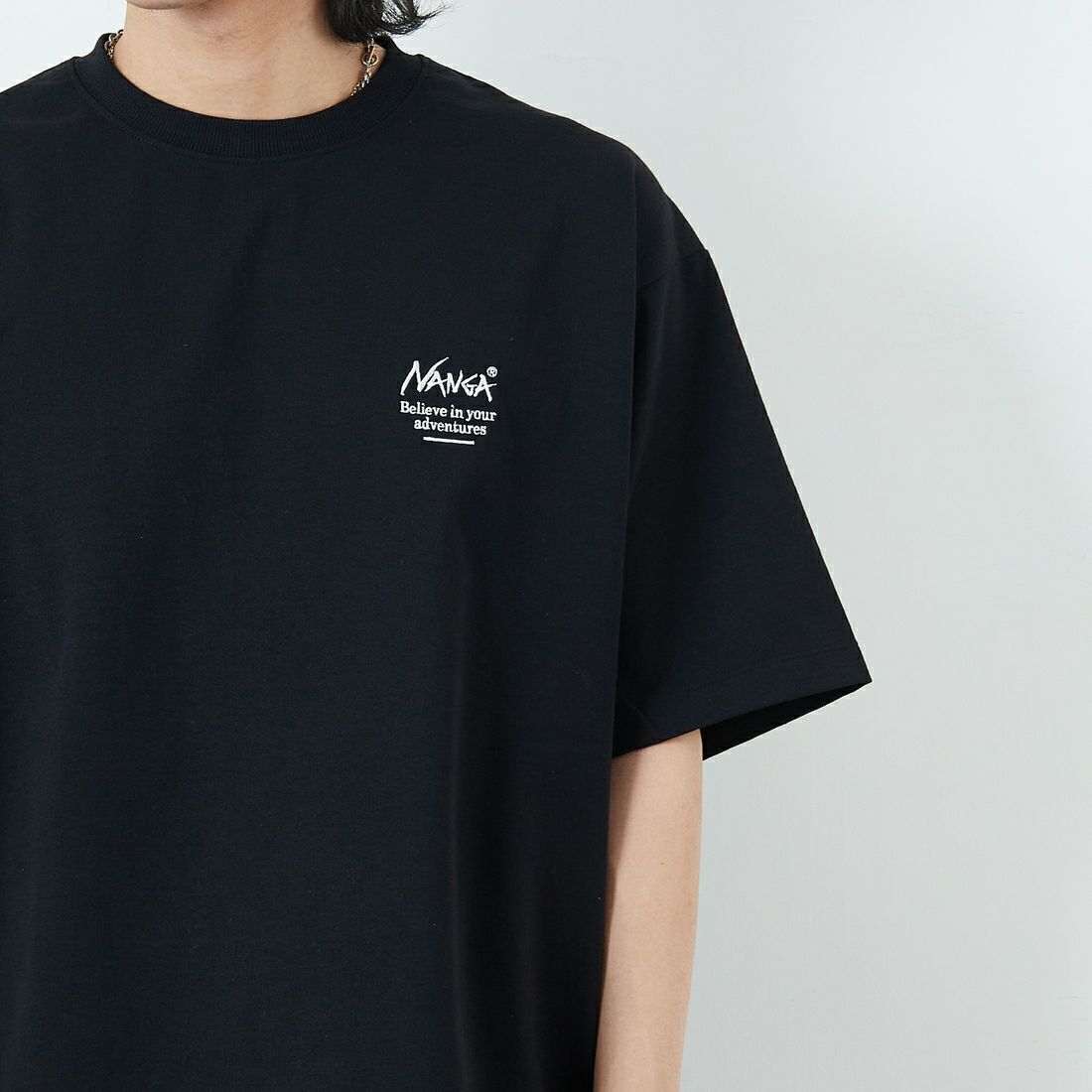 JEANSFACTORY × NANGA [ジーンズファクトリー × ナンガ] 別注 バックプリント ドローコードTシャツ [NW25SS-JF6] BLACK &&モデル身長：179cm 着用サイズ：L&&