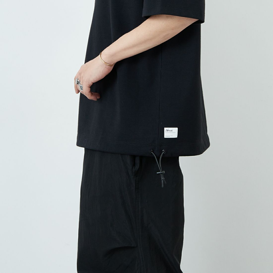 JEANSFACTORY × NANGA [ジーンズファクトリー × ナンガ] 別注 バックプリント ドローコードTシャツ [NW25SS-JF6] BLACK &&モデル身長：179cm 着用サイズ：L&&