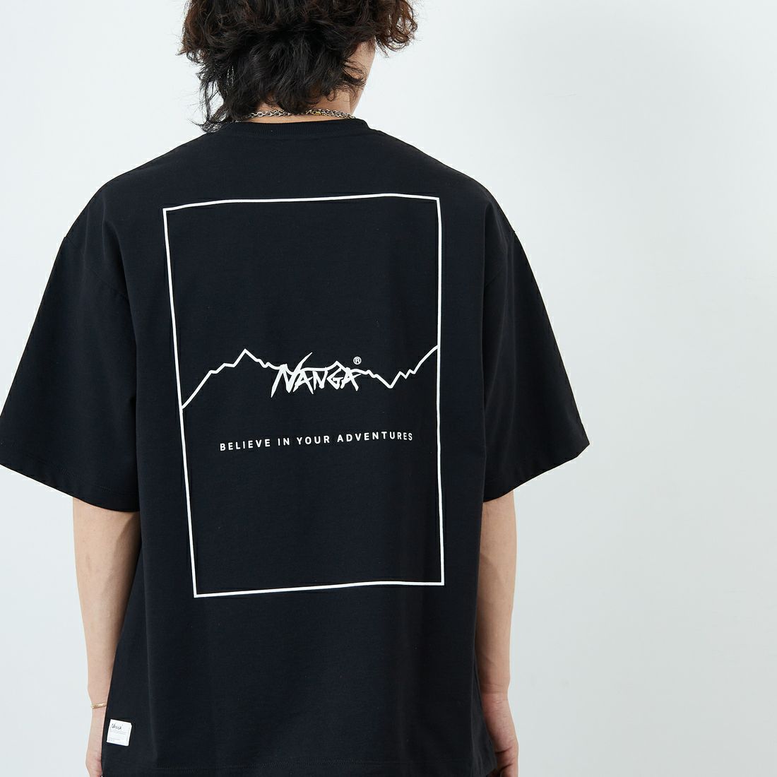 JEANSFACTORY × NANGA [ジーンズファクトリー × ナンガ] 別注 バックプリント ドローコードTシャツ [NW25SS-JF6] BLACK &&モデル身長：179cm 着用サイズ：L&&