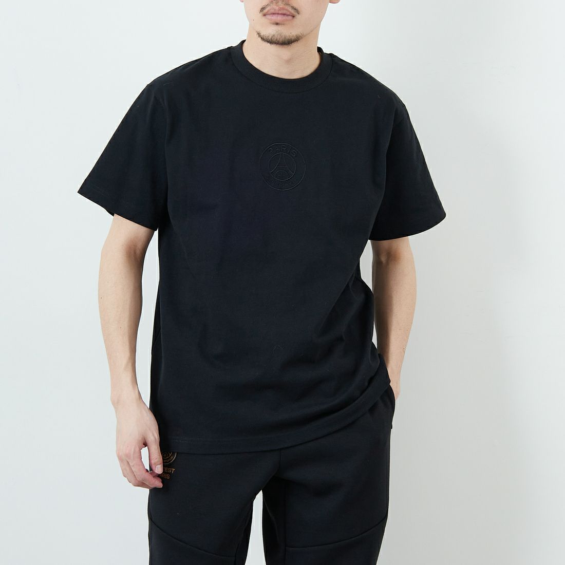 PARIS SAINT-GERMAN [パリ・サンジェルマン] サークルロゴ刺繍 ショートスリーブTシャツ [PS0125SS0002] BLACK &&モデル身長：168cm 着用サイズ：M&&