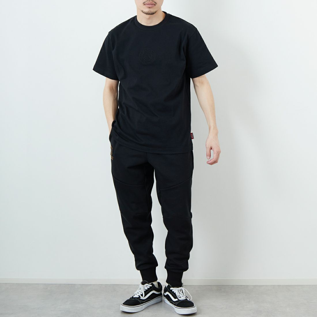 PARIS SAINT-GERMAN [パリ・サンジェルマン] サークルロゴ刺繍 ショートスリーブTシャツ [PS0125SS0002] BLACK &&モデル身長：168cm 着用サイズ：M&&
