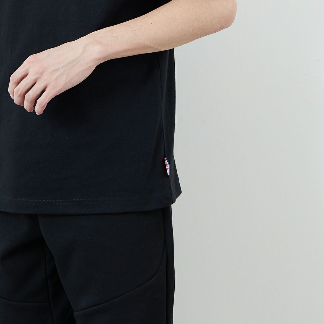 PARIS SAINT-GERMAN [パリ・サンジェルマン] サークルロゴ刺繍 ショートスリーブTシャツ [PS0125SS0002] BLACK &&モデル身長：168cm 着用サイズ：M&&