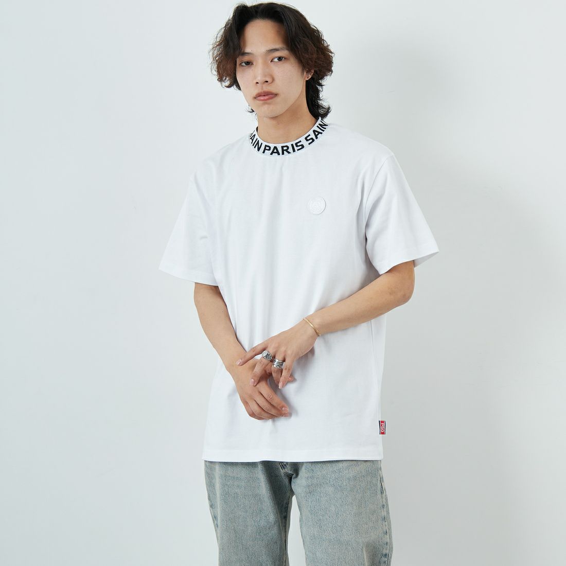 PARIS SAINT-GERMAN [パリ・サンジェルマン] ネックロゴデザイン ショートスリーブTシャツ [PS0125SS0003] WHITE &&モデル身長：179cm 着用サイズ：XL&&