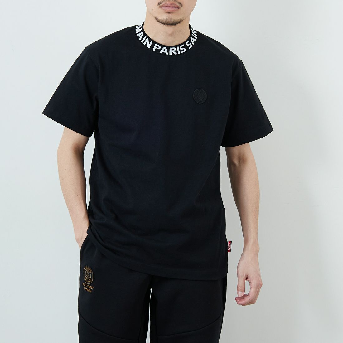 PARIS SAINT-GERMAN [パリ・サンジェルマン] ネックロゴデザイン ショートスリーブTシャツ [PS0125SS0003] BLACK &&モデル身長：168cm 着用サイズ：M&&