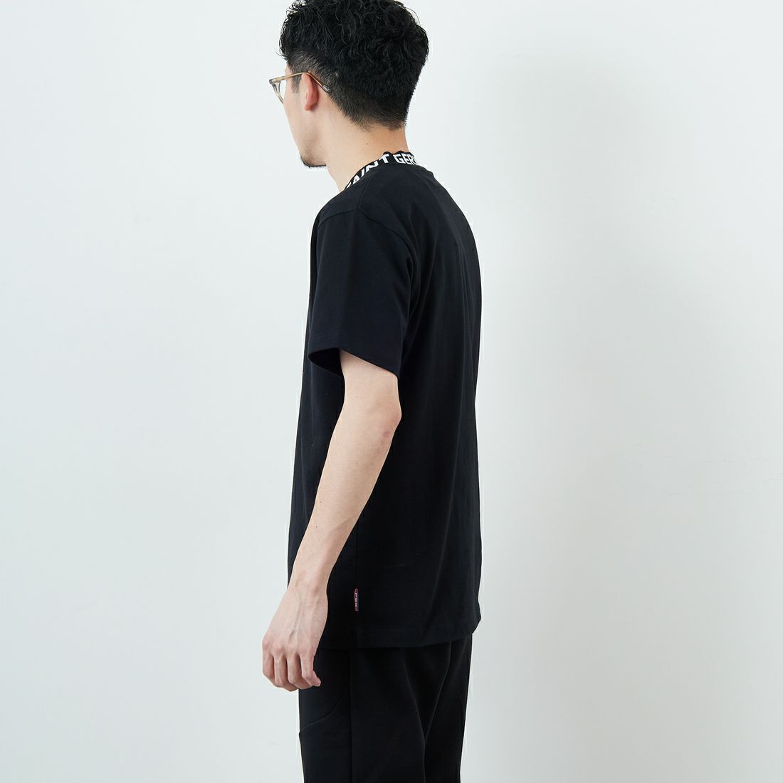 PARIS SAINT-GERMAN [パリ・サンジェルマン] ネックロゴデザイン ショートスリーブTシャツ [PS0125SS0003] BLACK &&モデル身長：168cm 着用サイズ：M&&