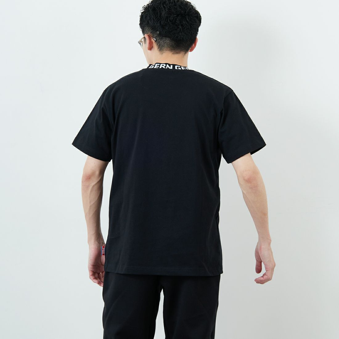 PARIS SAINT-GERMAN [パリ・サンジェルマン] ネックロゴデザイン ショートスリーブTシャツ [PS0125SS0003] BLACK &&モデル身長：168cm 着用サイズ：M&&