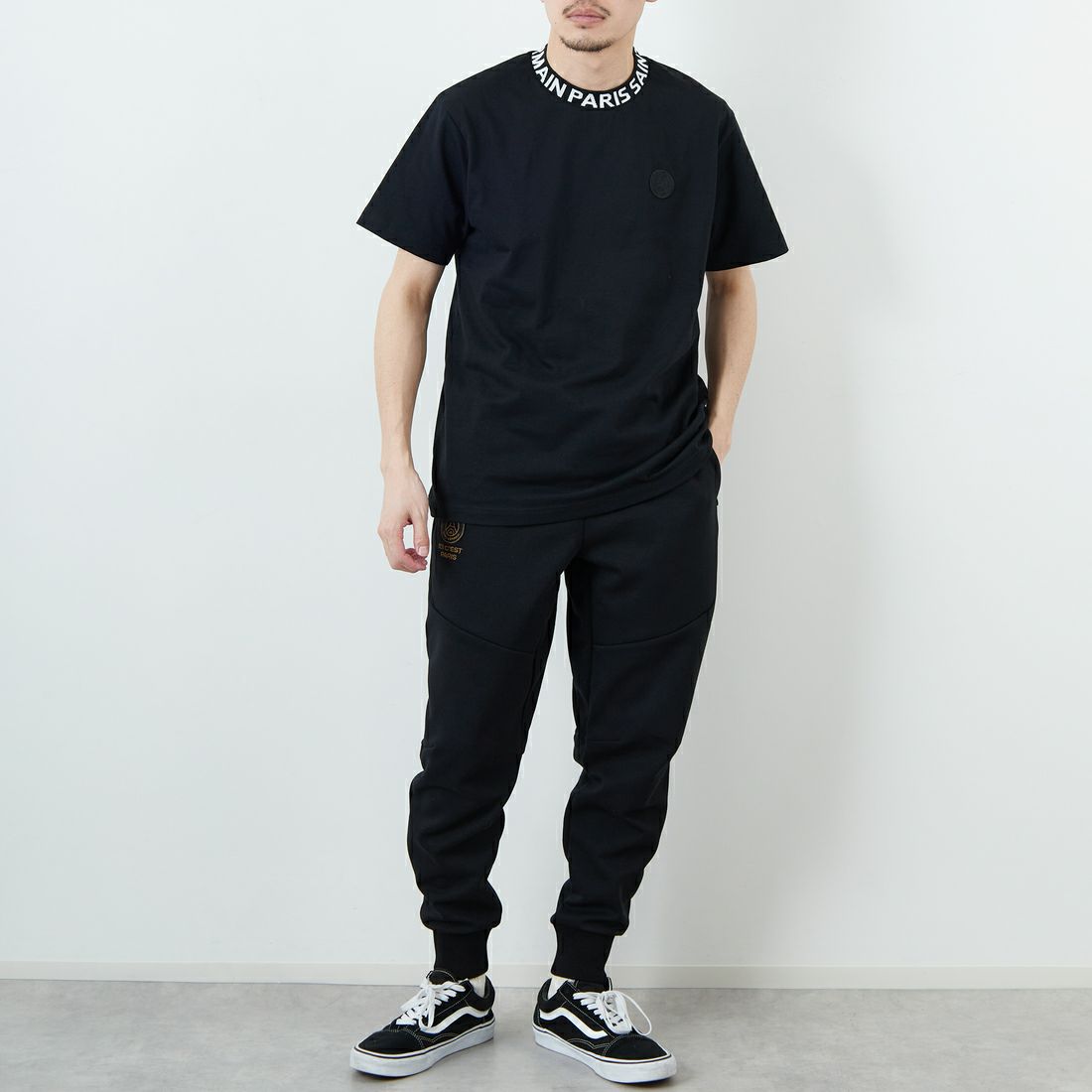 PARIS SAINT-GERMAN [パリ・サンジェルマン] ネックロゴデザイン ショートスリーブTシャツ [PS0125SS0003] BLACK &&モデル身長：168cm 着用サイズ：M&&