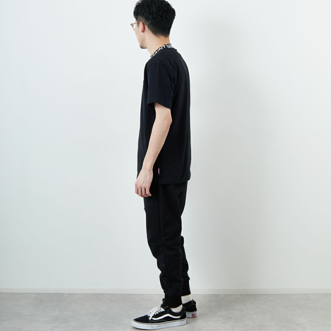 PARIS SAINT-GERMAN [パリ・サンジェルマン] ネックロゴデザイン ショートスリーブTシャツ [PS0125SS0003] BLACK &&モデル身長：168cm 着用サイズ：M&&