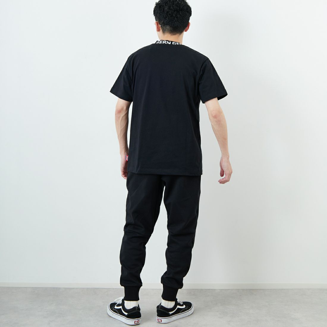 PARIS SAINT-GERMAN [パリ・サンジェルマン] ネックロゴデザイン ショートスリーブTシャツ [PS0125SS0003] BLACK &&モデル身長：168cm 着用サイズ：M&&