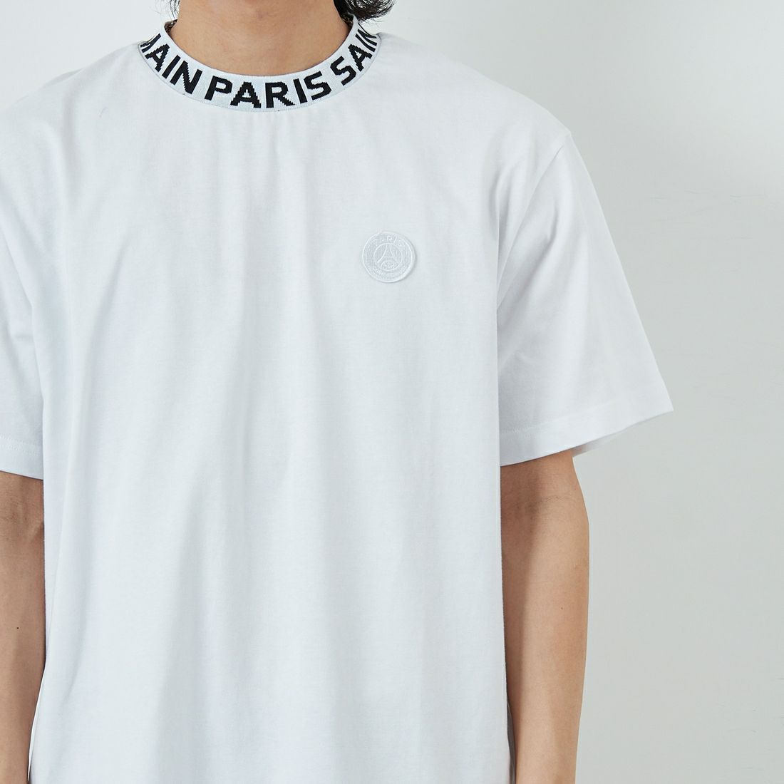 PARIS SAINT-GERMAN [パリ・サンジェルマン] ネックロゴデザイン ショートスリーブTシャツ [PS0125SS0003] WHITE &&モデル身長：179cm 着用サイズ：XL&&