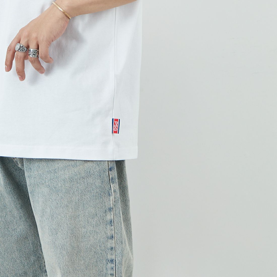 PARIS SAINT-GERMAN [パリ・サンジェルマン] ネックロゴデザイン ショートスリーブTシャツ [PS0125SS0003] WHITE &&モデル身長：179cm 着用サイズ：XL&&