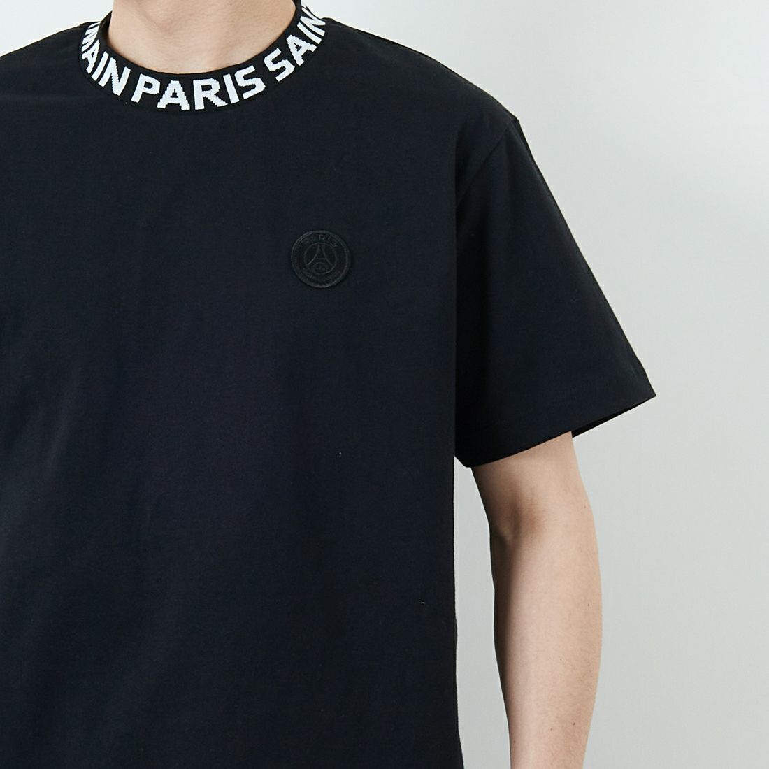 PARIS SAINT-GERMAN [パリ・サンジェルマン] ネックロゴデザイン ショートスリーブTシャツ [PS0125SS0003] BLACK &&モデル身長：168cm 着用サイズ：M&&