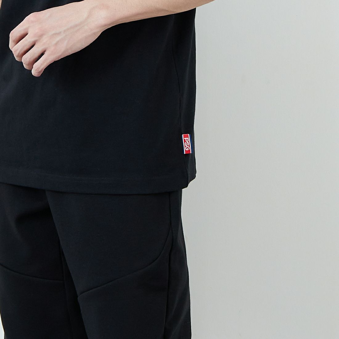 PARIS SAINT-GERMAN [パリ・サンジェルマン] ネックロゴデザイン ショートスリーブTシャツ [PS0125SS0003] BLACK &&モデル身長：168cm 着用サイズ：M&&