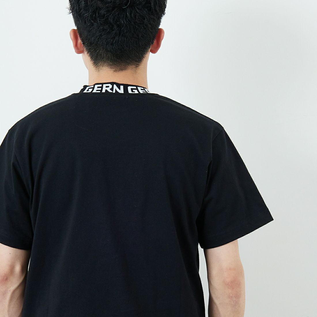 PARIS SAINT-GERMAN [パリ・サンジェルマン] ネックロゴデザイン ショートスリーブTシャツ [PS0125SS0003] BLACK &&モデル身長：168cm 着用サイズ：M&&