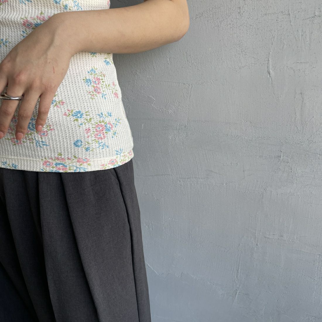 JE MORGAN [ジェイイーモーガン] 別注 TCワッフルカップ付きキャミソール [JF786-29S-JF] NAT/FANCY &&モデル身長：167cm 着用サイズ：F&&