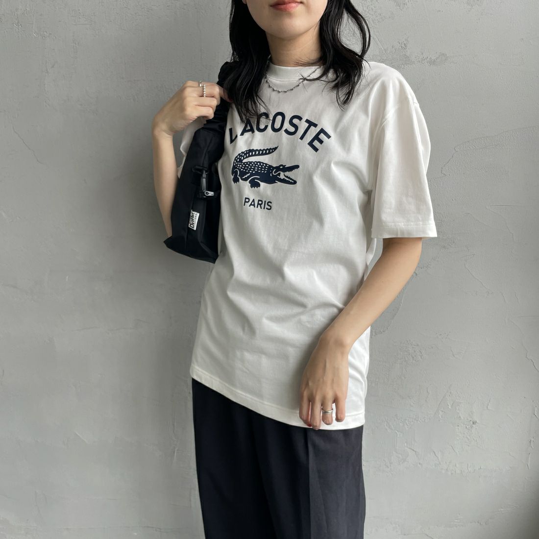 LACOSTE [ラコステ] アーチネームカレッジロゴTシャツ [TH2733] 70V FARINE &&モデル身長：160cm 着用サイズ：XS&&