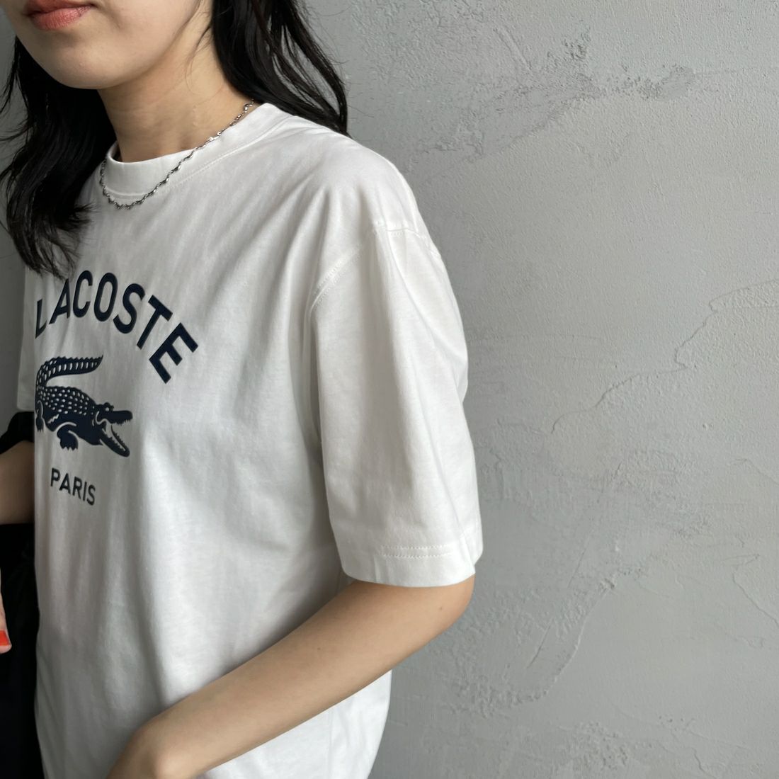 LACOSTE [ラコステ] アーチネームカレッジロゴTシャツ [TH2733] 70V FARINE &&モデル身長：160cm 着用サイズ：XS&&