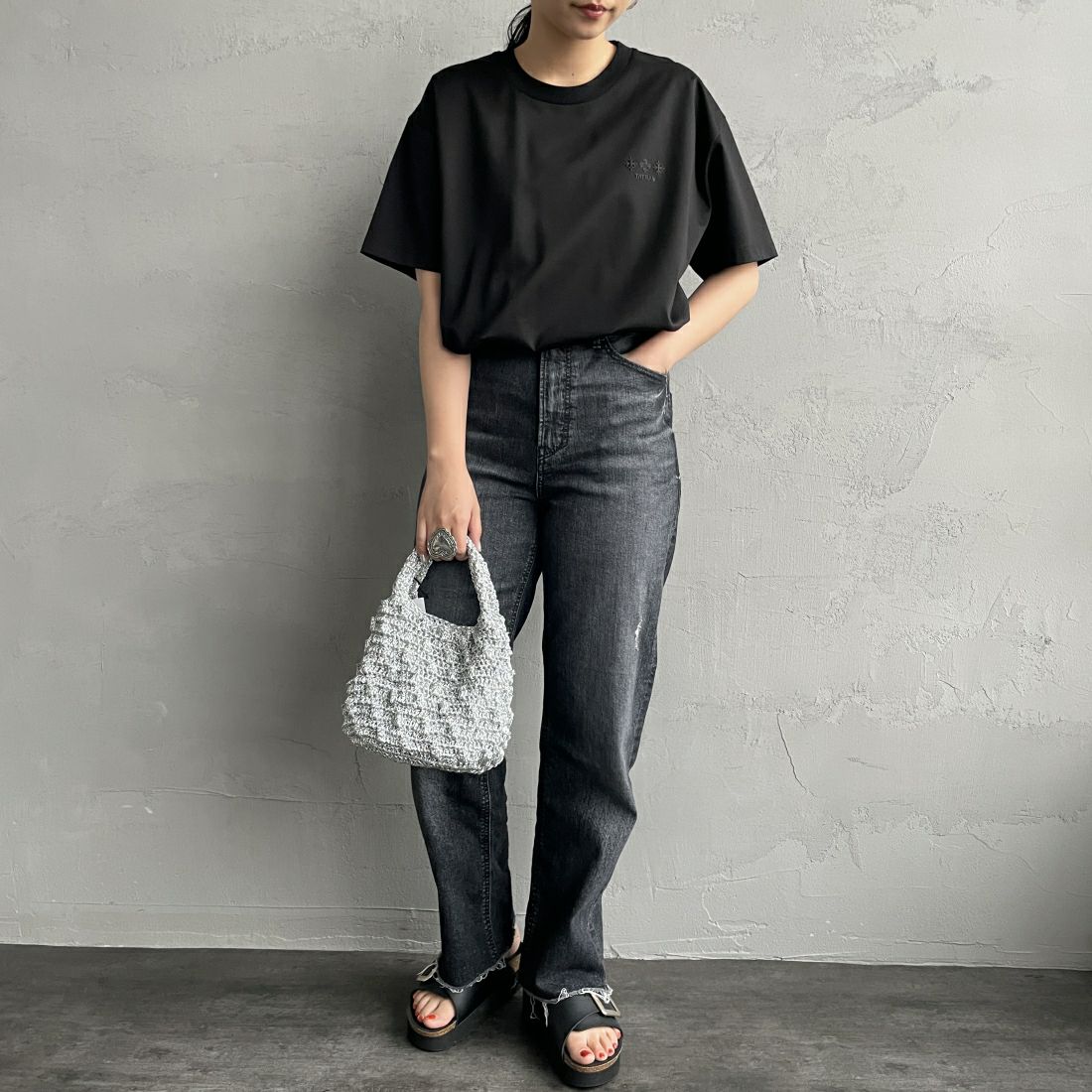 TATRAS [タトラス] 別注 GLUTO ショートスリーブTシャツ [MTIN24S8193-M-JF] BLACK &&モデル身長：156cm 着用サイズ：1&&