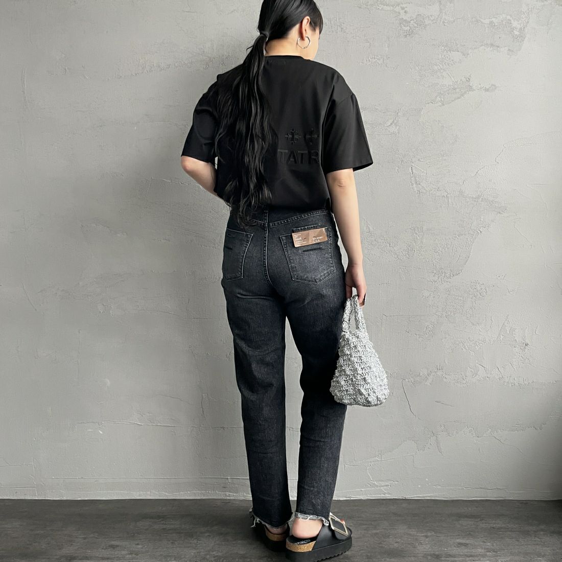 TATRAS [タトラス] 別注 GLUTO ショートスリーブTシャツ [MTIN24S8193-M-JF] BLACK &&モデル身長：156cm 着用サイズ：1&&