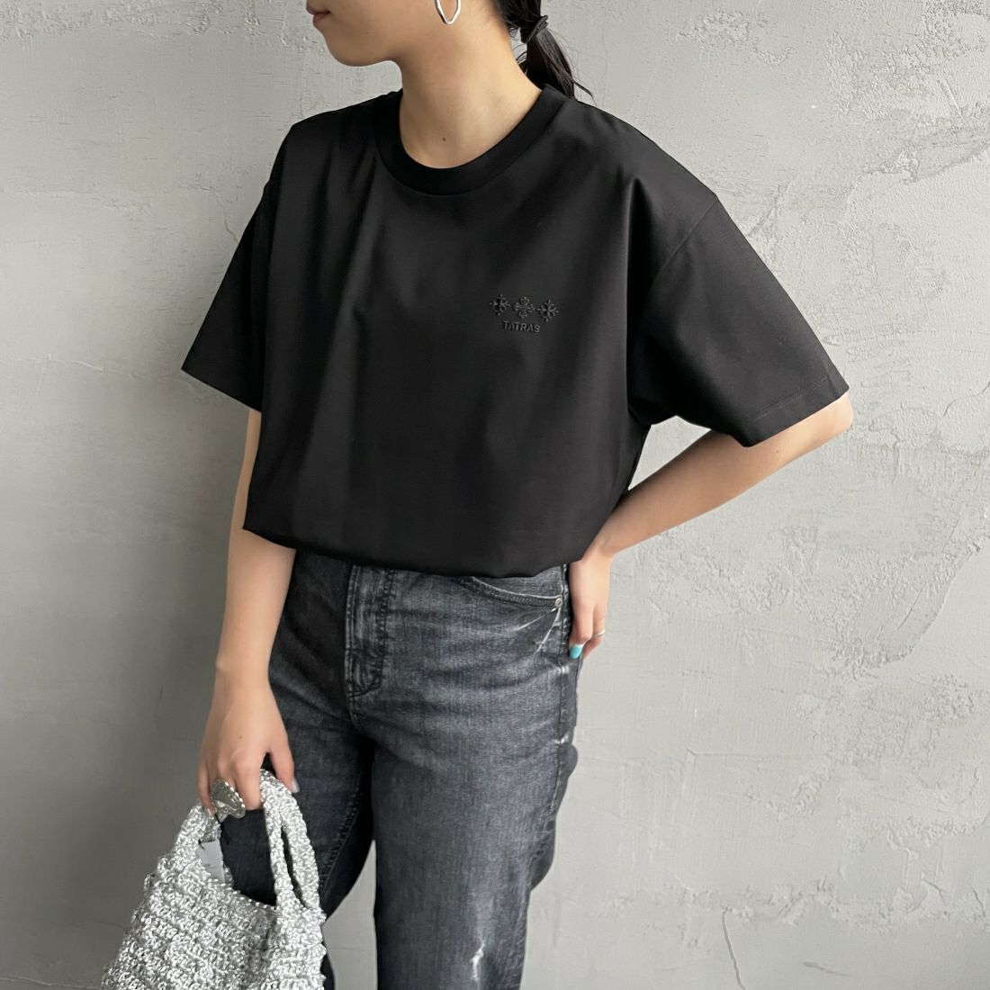 TATRAS [タトラス] 別注 GLUTO ショートスリーブTシャツ [MTIN24S8193-M-JF] BLACK &&モデル身長：156cm 着用サイズ：1&&