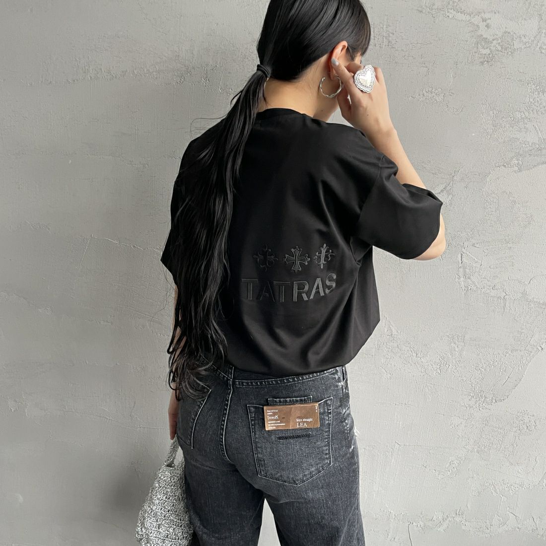 TATRAS [タトラス] 別注 GLUTO ショートスリーブTシャツ [MTIN24S8193-M-JF] BLACK &&モデル身長：156cm 着用サイズ：1&&