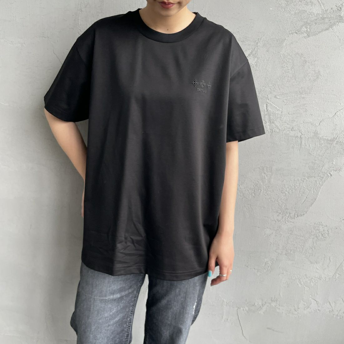 TATRAS [タトラス] 別注 GLUTO ショートスリーブTシャツ [MTIN24S8193-M-JF] BLACK &&モデル身長：156cm 着用サイズ：1&&