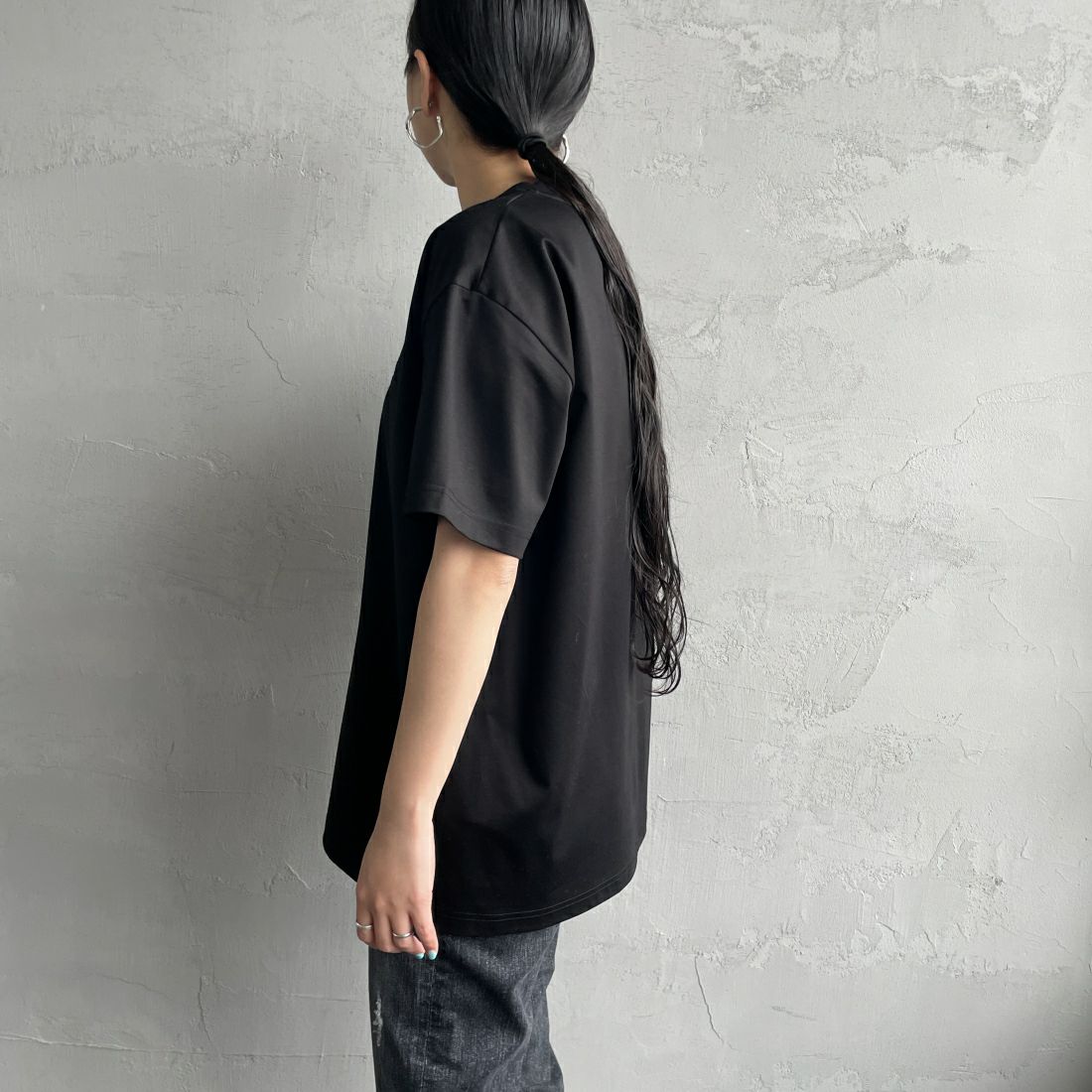 TATRAS [タトラス] 別注 GLUTO ショートスリーブTシャツ [MTIN24S8193-M-JF] BLACK &&モデル身長：156cm 着用サイズ：1&&