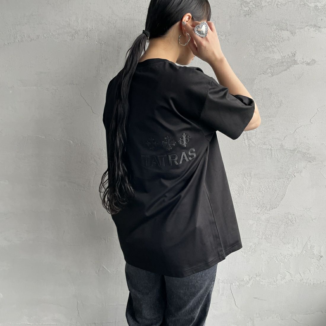 TATRAS [タトラス] 別注 GLUTO ショートスリーブTシャツ [MTIN24S8193-M-JF] BLACK &&モデル身長：156cm 着用サイズ：1&&
