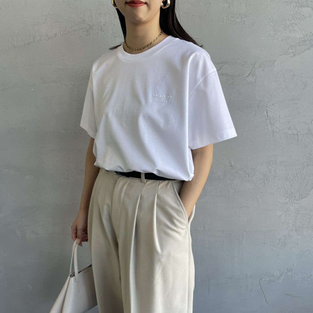 TATRAS [タトラス] 別注 GLUTO ショートスリーブTシャツ [MTIN24S8193-M-JF] WHITE &&モデル身長：163cm 着用サイズ：1&&