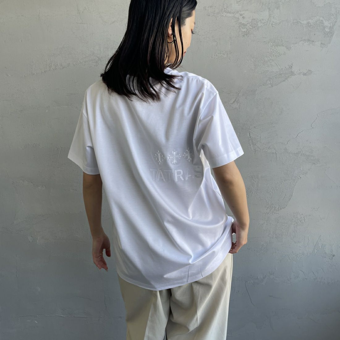 TATRAS [タトラス] 別注 GLUTO ショートスリーブTシャツ [MTIN24S8193-M-JF] WHITE &&モデル身長：163cm 着用サイズ：1&&