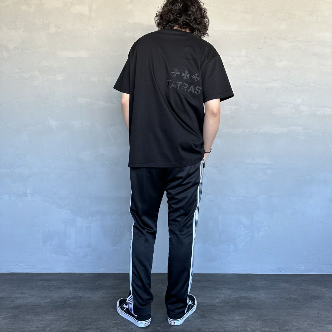 TATRAS [タトラス] 別注 GLUTO ショートスリーブTシャツ [MTIN24S8193-M-JF] BLACK &&モデル身長：173cm 着用サイズ：3&&