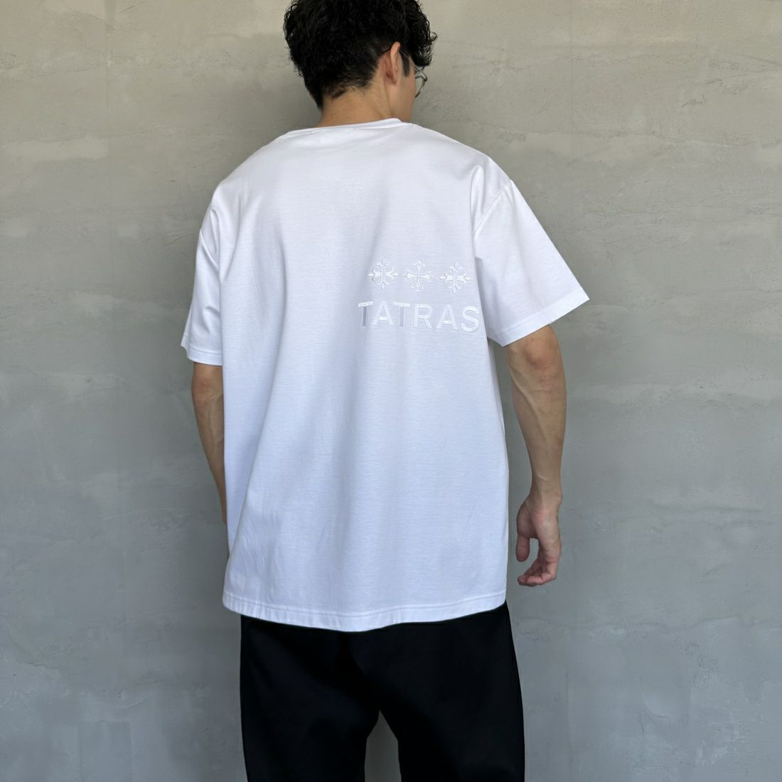 TATRAS [タトラス] 別注 GLUTO ショートスリーブTシャツ [MTIN24S8193-M-JF] WHITE &&モデル身長：168cm 着用サイズ：3&&