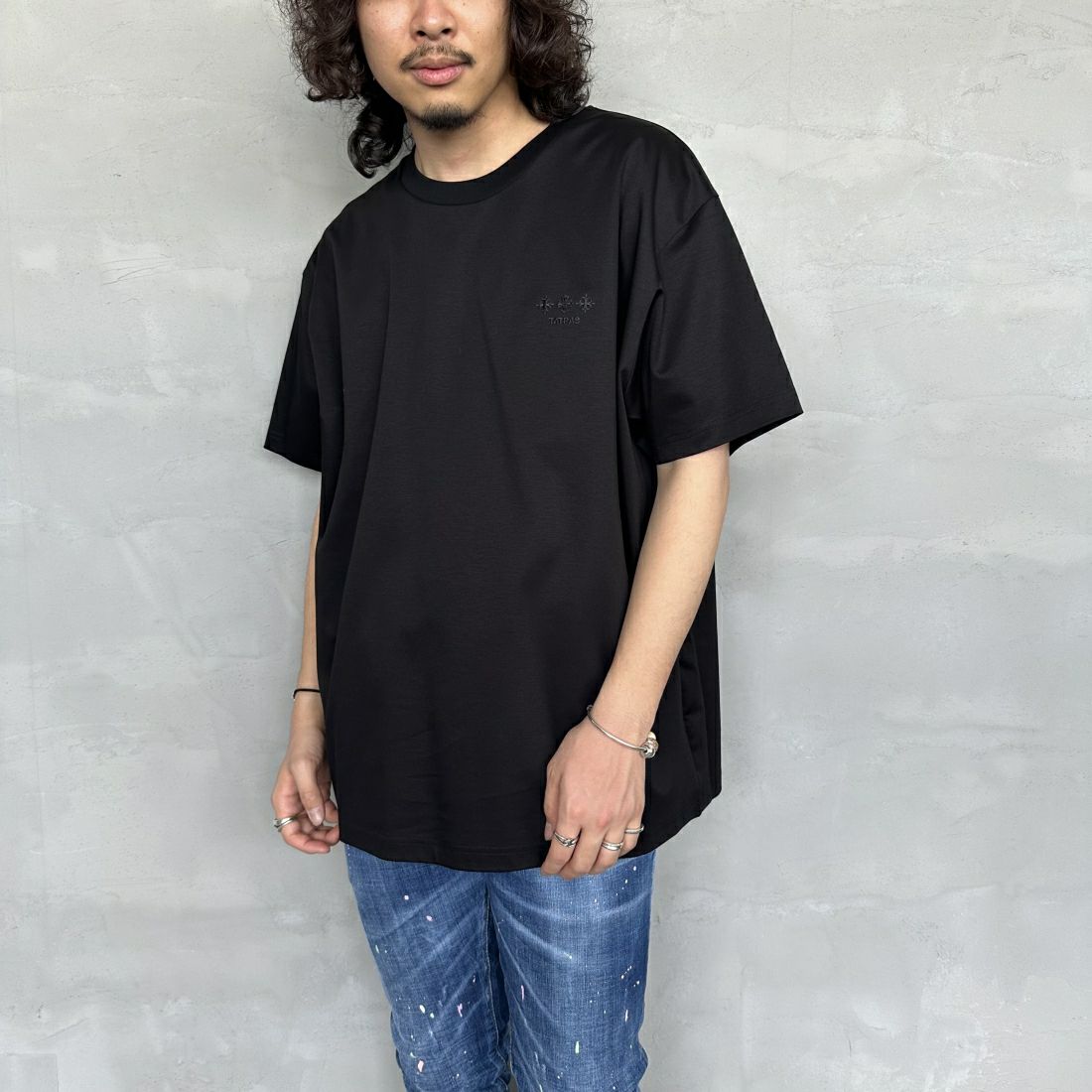 TATRAS [タトラス] 別注 GLUTO ショートスリーブTシャツ [MTIN24S8193-M-JF] BLACK &&モデル身長：173cm 着用サイズ：4&&
