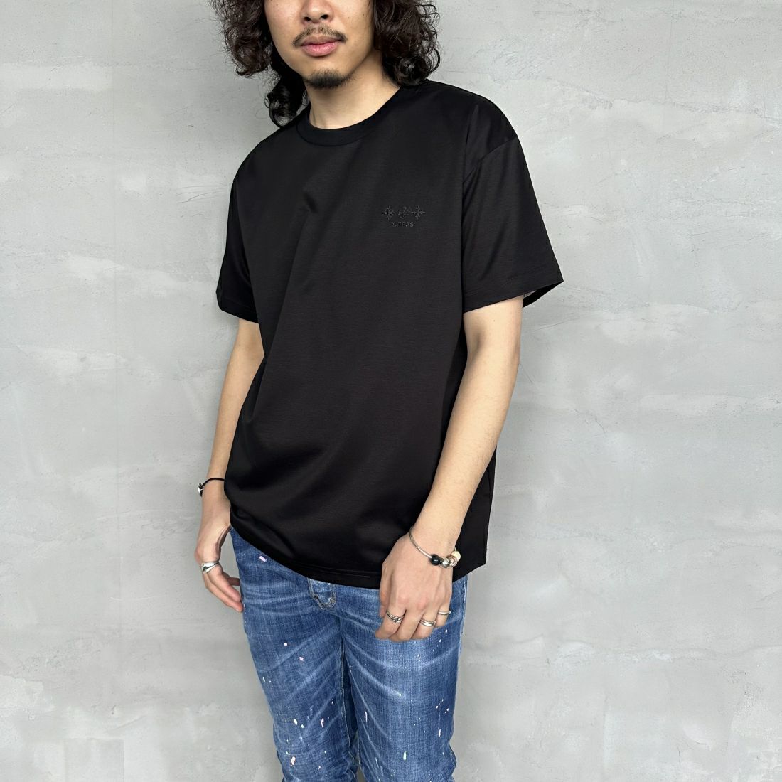 TATRAS [タトラス] 別注 GLUTO ショートスリーブTシャツ [MTIN24S8193-M-JF] BLACK &&モデル身長：173cm 着用サイズ：2&&
