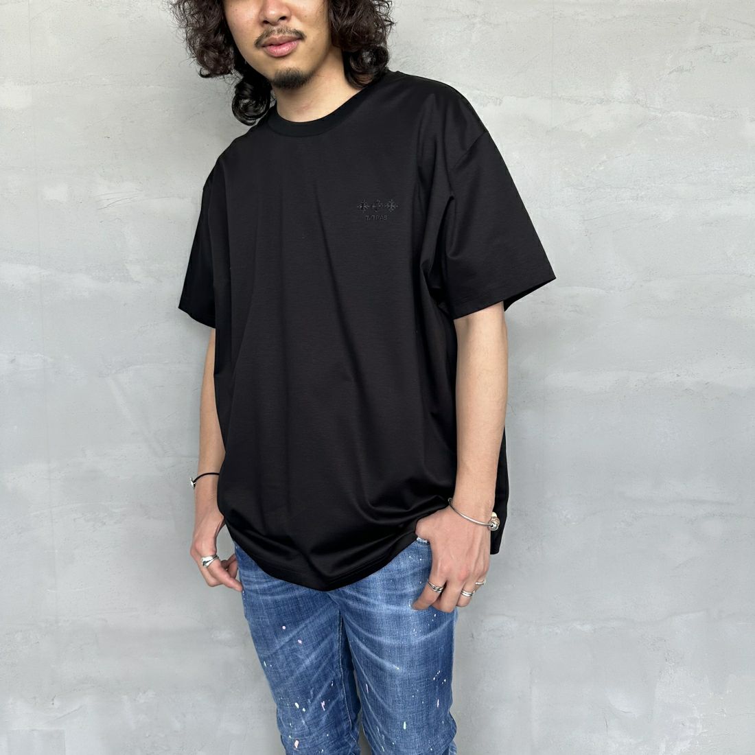 TATRAS [タトラス] 別注 GLUTO ショートスリーブTシャツ [MTIN24S8193-M-JF] BLACK &&モデル身長：173cm 着用サイズ：4&&