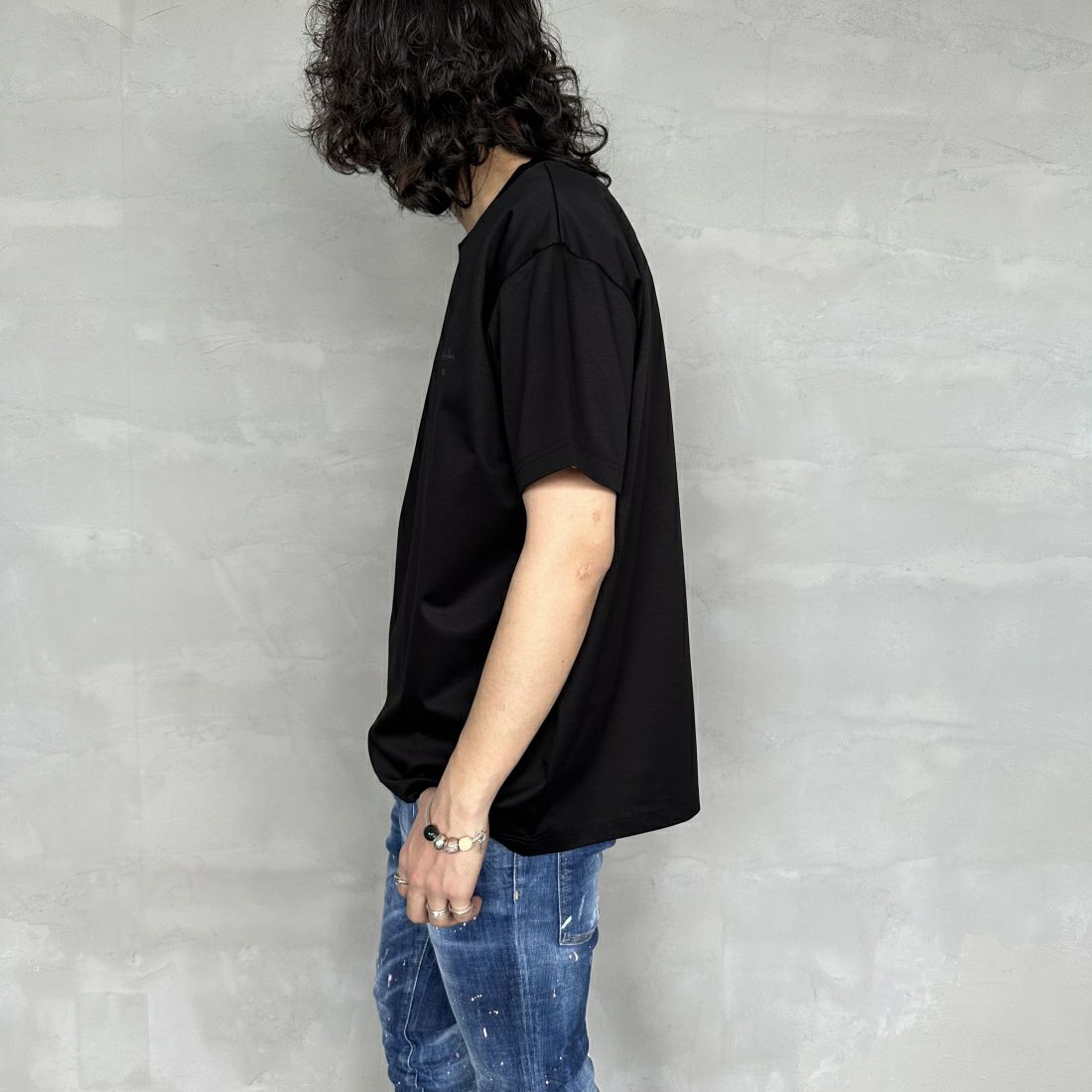 TATRAS [タトラス] 別注 GLUTO ショートスリーブTシャツ [MTIN24S8193-M-JF] BLACK &&モデル身長：173cm 着用サイズ：2&&