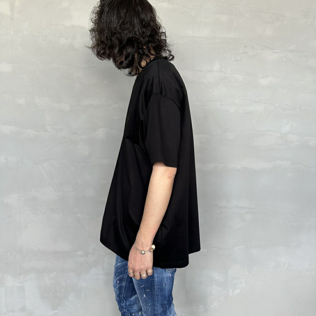 TATRAS [タトラス] 別注 GLUTO ショートスリーブTシャツ [MTIN24S8193-M-JF] BLACK &&モデル身長：173cm 着用サイズ：4&&