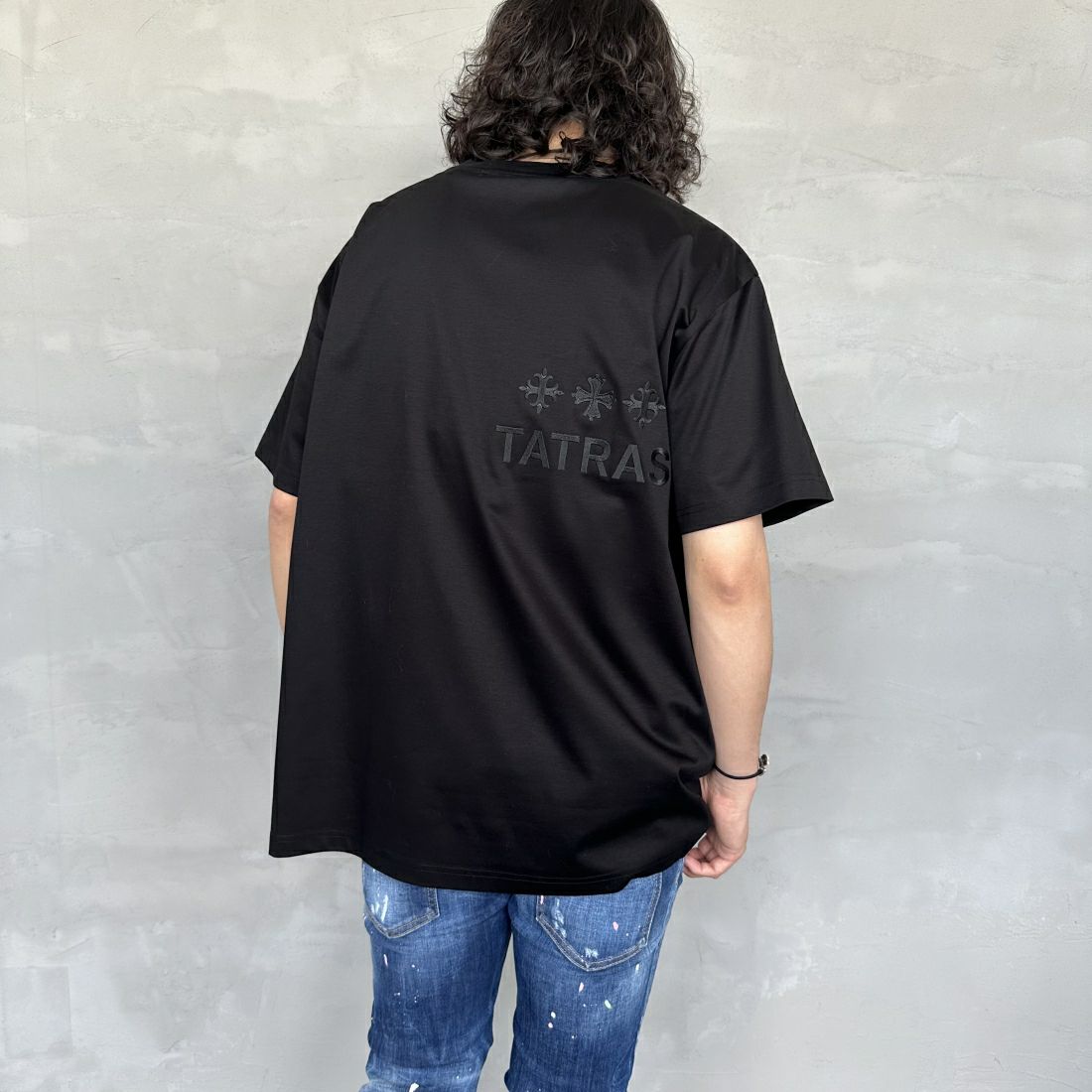 TATRAS [タトラス] 別注 GLUTO ショートスリーブTシャツ [MTIN24S8193-M-JF] BLACK &&モデル身長：173cm 着用サイズ：4&&