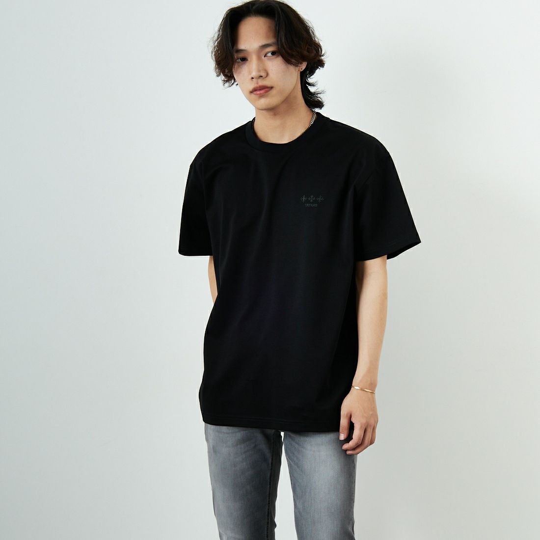 TATRAS [タトラTATRAS [タトラス] 別注 GLUTO ショートスリーブTシャツ [MTIN24S8193-M-JF] BLACKス] 別注 GLUTO ショートスリーブTシャツ [MTIN24S8193-M-JF] BLACK &&モデル身長：179cm 着用サイズ：4&&